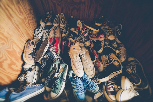 Ein Schuhhaufen in einer Ecke | rabatte coupons
