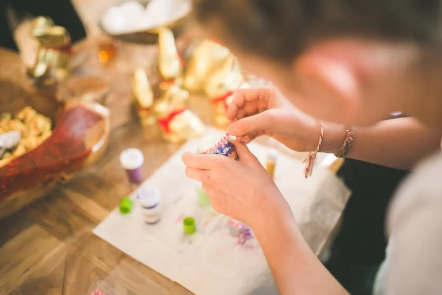 Person bastelt ein DIY Geschenk als kreative Idee für den Muttertag