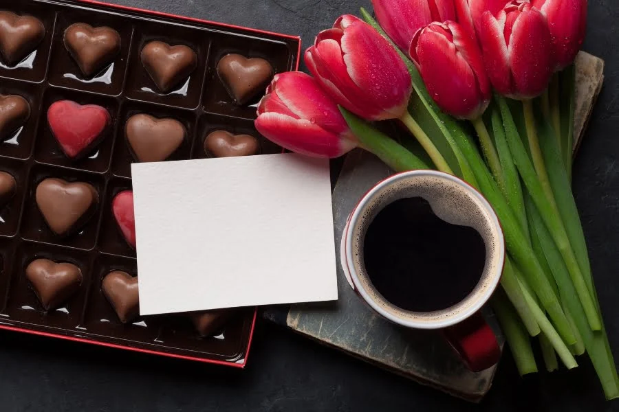 Tulpen, Pralinen und Kaffee als liebevolle Muttertagsüberraschung
