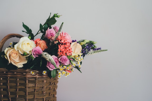 Ein bunter Blumenstrauß im Korb | rabatte coupons