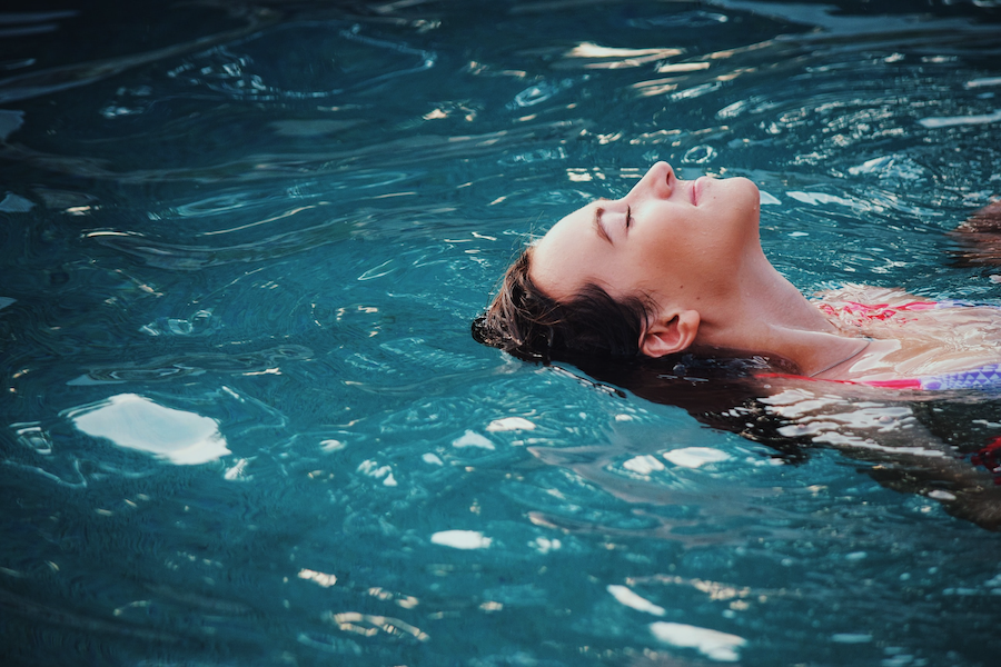 Frau die im Wasser treibt