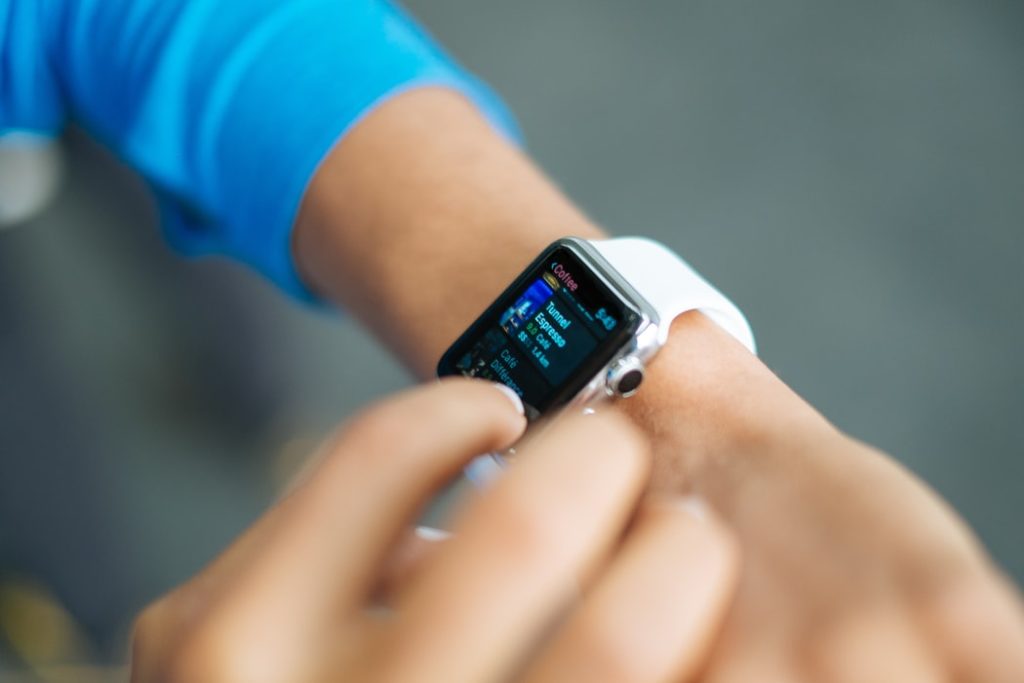 Smartwatch am Handgelenk | www.rabatt-coupon.com
