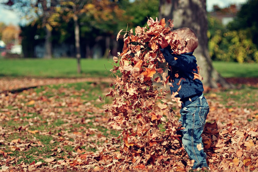 Kinder spielen gerne draußen - und gut für die Gesundheit und das Immunsystem ist es auch noch.