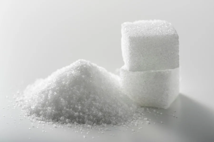 Gesundheitsrisiko Zucker 🐼 Ist die Zuckersteuer Debatte legitim? 1 Verschiedene Süßigkeiten in Gläsern als Beispiel für zuckerreiche Lebensmittel