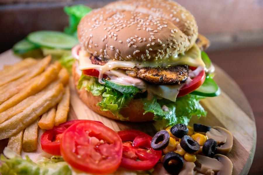 Burger mit Beilagen Pommes
