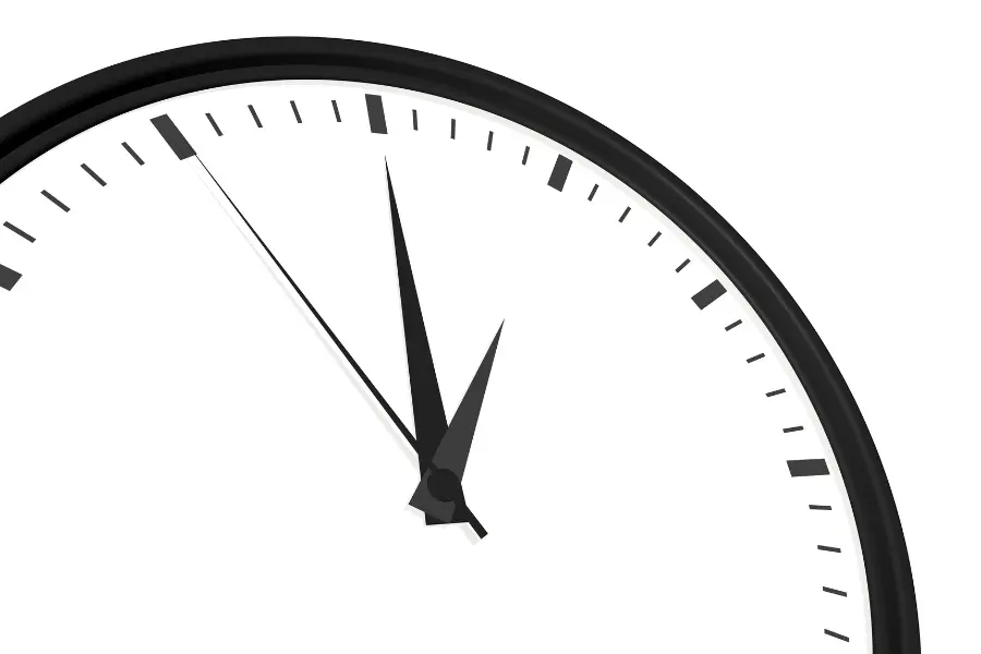 Holt euch mit dem Weltbild Gutschein günstig eure Sachbücher für die Ausbildung mit Schulabschluss! Close-up of a minimalist analog clock face with black hands and hour markers on a white background.