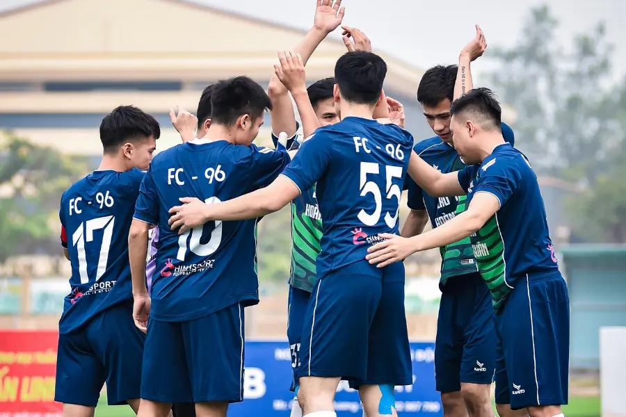 Sie möchten ihre Kinder wieder für Fussball Vereine spielen lassen? Mit dem FC Bayern Fan-Shop Gutschein können sie problemlos die Motivation entfachen indem sie eines der tollen Produkte zum reduzierten Preis erwerben. Soccer players in blue uniforms huddle together and raise their hands before a match on an outdoor field.
