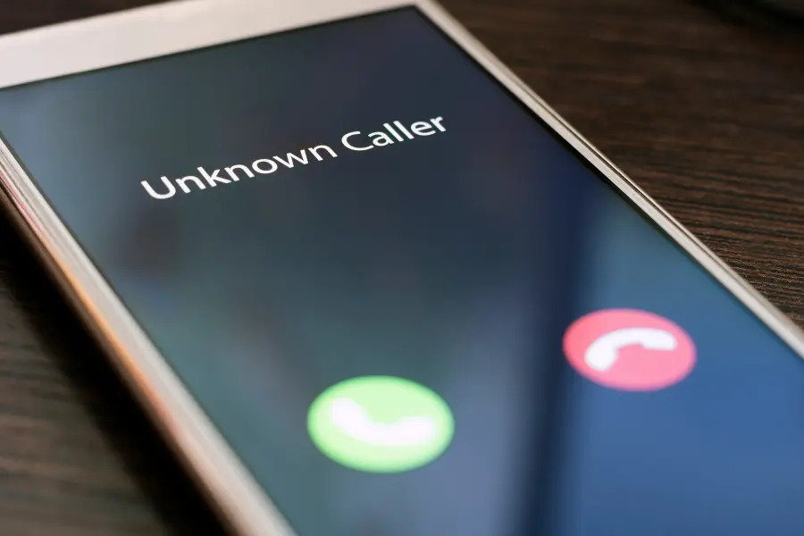 Smartphone screen showing an incoming call from an unknown caller with accept and decline buttons.