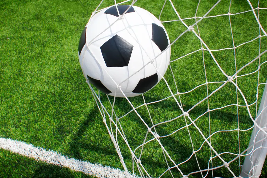 Mit dem Soccer-Fans-Shop.de Gutschein könnt ihr euch kleiden wie die Weltfußballer. Hier findet ihr zahlreiche Trikots zu attraktiven Preisen. Fußball im Tornetz auf grünem Rasen direkt an der weißen Spielfeldlinie.