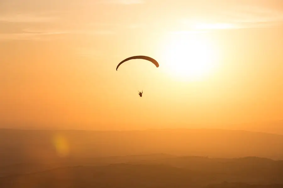 gleitschirm bei sonnenuntergang