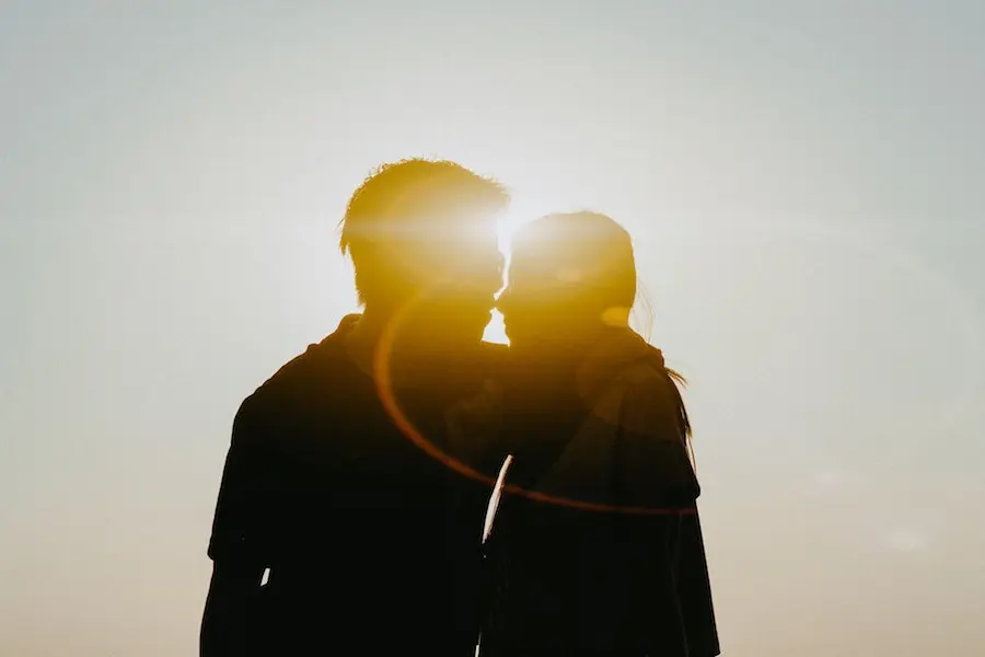 pärchen vor sonnenuntergang, man erkennt nur die schaten