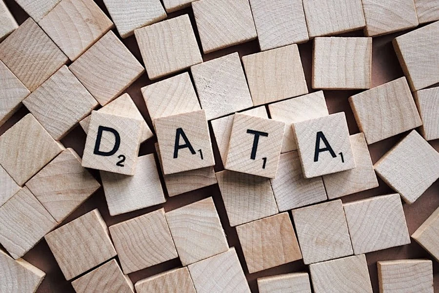 Schutz gegen Diebstahl: Wie sicher sind Schlösser, Autos und eure Daten wirklich? 3 Holzbuchstaben bilden das englische Wort „DATA“ auf vielen quadratischen Holzsteinen.