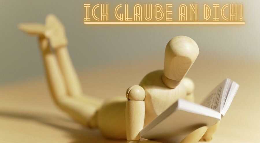 Ein Holzmesch der ein Buch ließt, mit dem Text "Ich glaube an dich!" | Lernmethode | rabatt-coupon.com