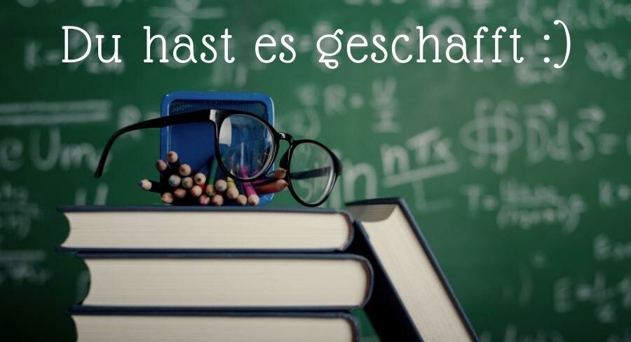 Bücher mit einer Brille oben drauf und Stiften, imHintergrun eine Tafel mit dem Text "Du hast es geschafft" | Lernmethode | rabatt-coupon.com