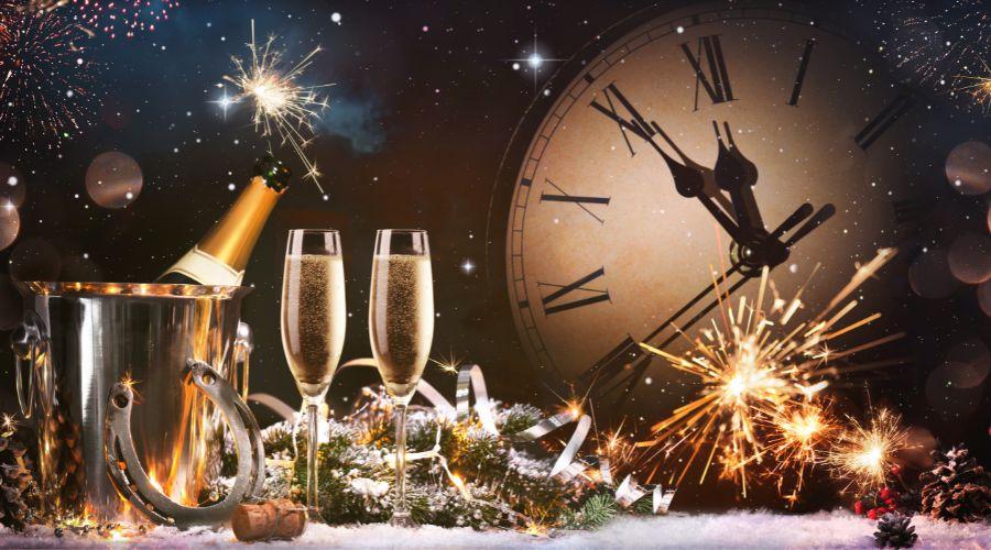 Traditionelle Silvesterbräuche | Silvester Tisch mit einer Uhr im Hintergrund