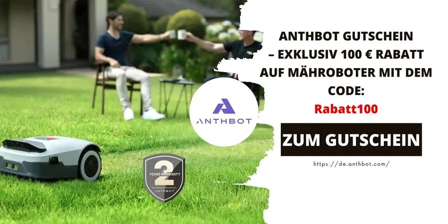 Zwei Männer stoßen mit Kaffeetassen im Garten an, während ein ANTHBOT-Mähroboter autonom den Rasen mäht. Im Vordergrund ist ein Gutschein-Hinweis für 100 € Rabatt mit Aktionscode sichtbar.