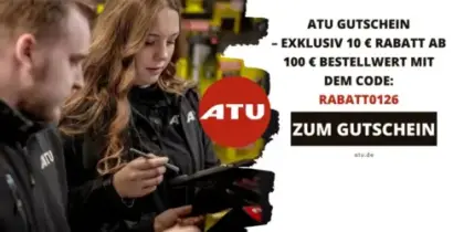 Zwei Mitarbeitende von ATU beraten sich in einer Werkstatt und prüfen gemeinsam ein Tablet, während ein Gutscheinbanner einen exklusiven ATU Rabatt von 10 € ab 100 € Bestellwert mit dem Code RABATT0126 bewirbt.
