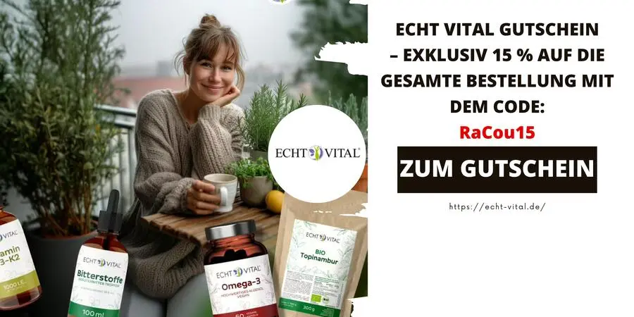 Frau sitzt gemütlich mit einer Tasse Tee auf dem Balkon, umgeben von Produkten der Marke ECHT VITAL, darunter Omega-3, Bitterstoffe und Bio-Topinambur.