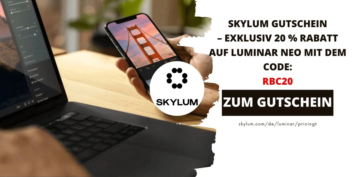 Eine Hand hält ein Smartphone mit einem Foto der Golden Gate Bridge, während am Laptop Luminar Neo von Skylum geöffnet ist. Im Vordergrund: Skylum-Logo und Gutscheininfos.