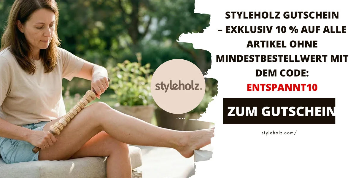 Frau nutzt ein Holz-Massagegerät für die Beine – Werbebild für einen styleholz Gutschein mit Code ENTSPANNT10.