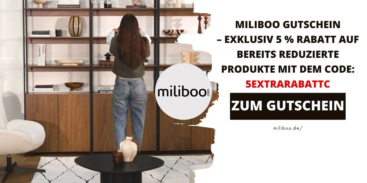 Frau richtet ein Regal im Wohnzimmer ein – Werbebild für einen miliboo Gutschein mit 5 % Rabatt auf reduzierte Möbel.