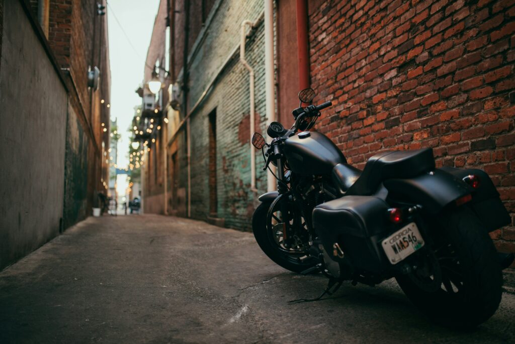 Ein Motorrad in einer Gasse