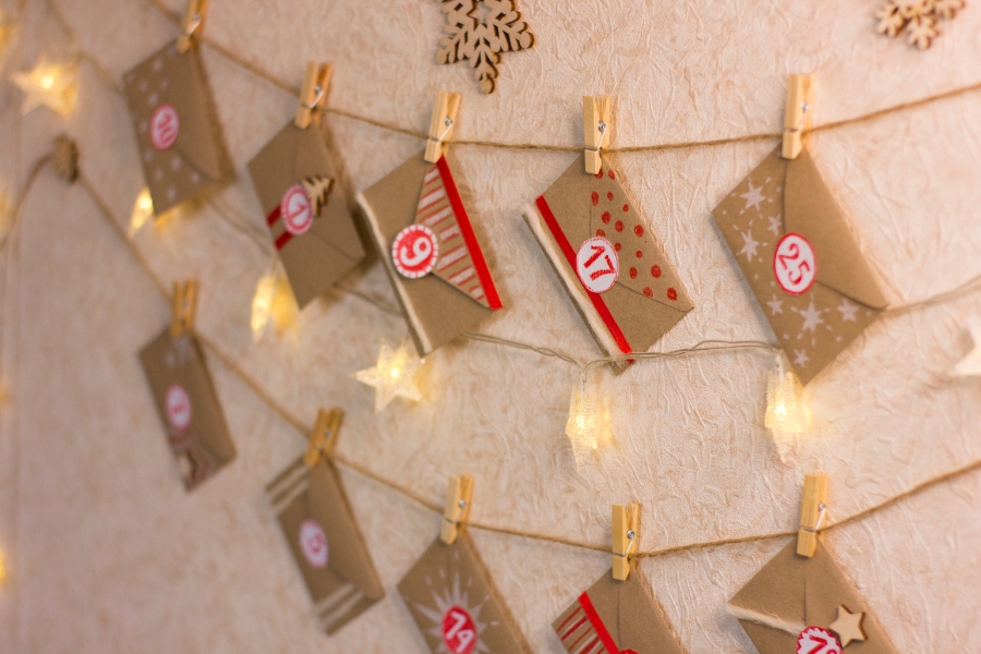 hübsche Kuverts an Leinen untereinander Adventskalender Idee mit Sternen verziert