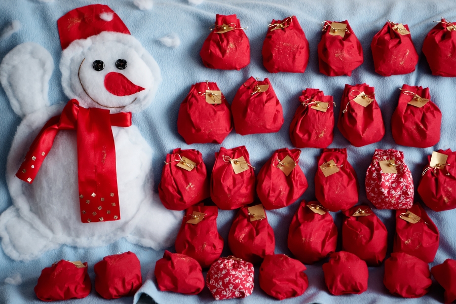 Adventskalender für Kinder, Schneemann, rote Tüten aus Servietten 