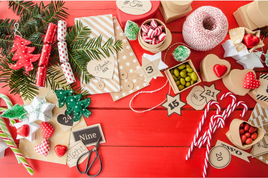 rote Bretter im Hintergrund, Zuckerstangen, Bonbons und ein Adventskalender im Prozess. selbst gebastelt