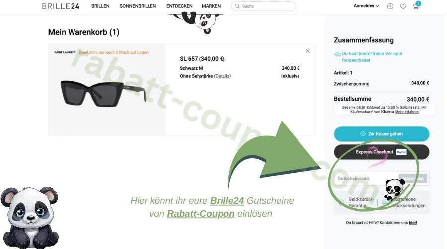 Das Bild zeigt den Warenkorb bei Brille24 mit einer Sonnenbrille von Saint Laurent im Wert von 340,00 €. Ein grüner Pfeil und ein Panda-Emoji markieren das Feld zur Eingabe eines Gutscheincodes, wo ihr eure Brille24 Gutscheine von Rabatt-Coupon einlösen könnt.