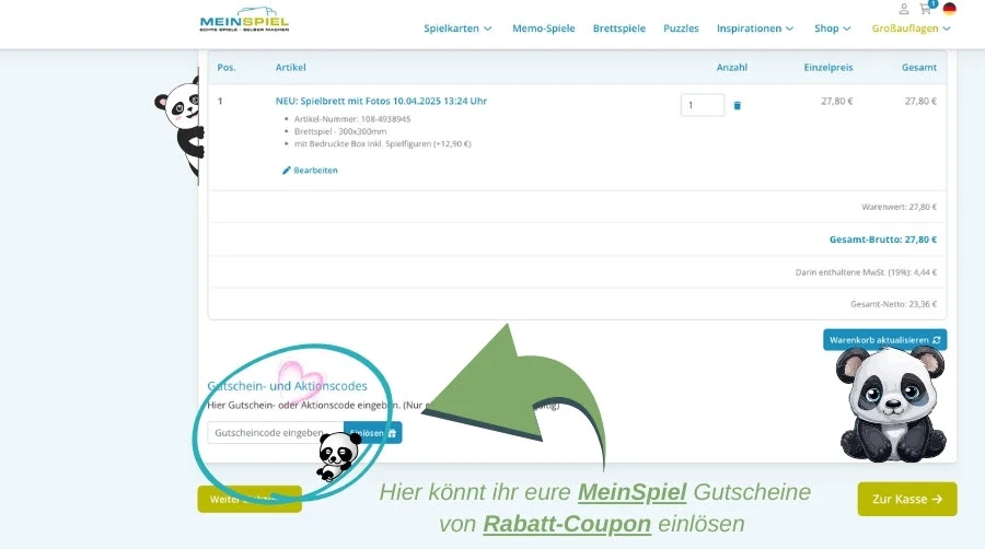 Auf dem Bild ist der Warenkorb von MeinSpiel zu sehen, in dem ein personalisiertes Spielbrett ausgewählt wurde. Unten links im Bild wird hervorgehoben, wo ihr euren Gutscheincode von Rabatt-Coupon eingeben könnt, unterstützt durch einen grünen Pfeil und ein Panda-Maskottchen. Darunter steht der Hinweis: *Hier könnt ihr eure MeinSpiel Gutscheine von Rabatt-Coupon einlösen.* 