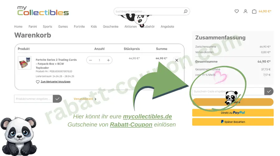 Der Screenshot zeigt den Warenkorb von mycollectibles.de mit einem Produkt (Fortnite Trading Cards) und der Möglichkeit, einen Gutscheincode einzugeben. Ein grüner Pfeil hebt das Feld zur Gutscheineingabe hervor. Ein Panda-Maskottchen und der Hinweis „Hier könnt ihr eure mycollectibles.de Gutscheine von Rabatt-Coupon einlösen“ sind ebenfalls sichtbar.