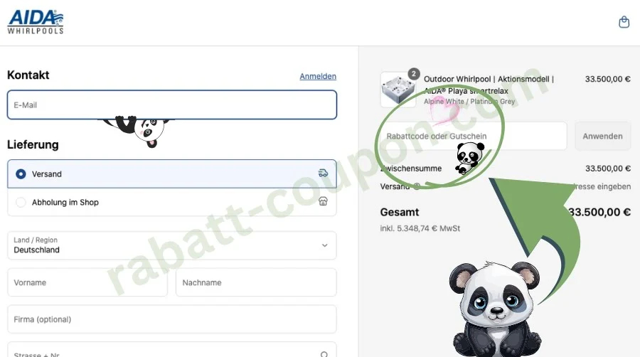 Das Bild zeigt den Checkout-Bereich von AIDA Whirlpools mit einem Outdoor-Whirlpool im Warenkorb für 33.500,00 €. Rechts oben ist ein Feld für „Rabattcode oder Gutschein“ markiert, daneben ein grüner Pfeil und ein Panda mit Herz. Links sind Felder für E-Mail, Versandart und Adressdaten zu sehen.