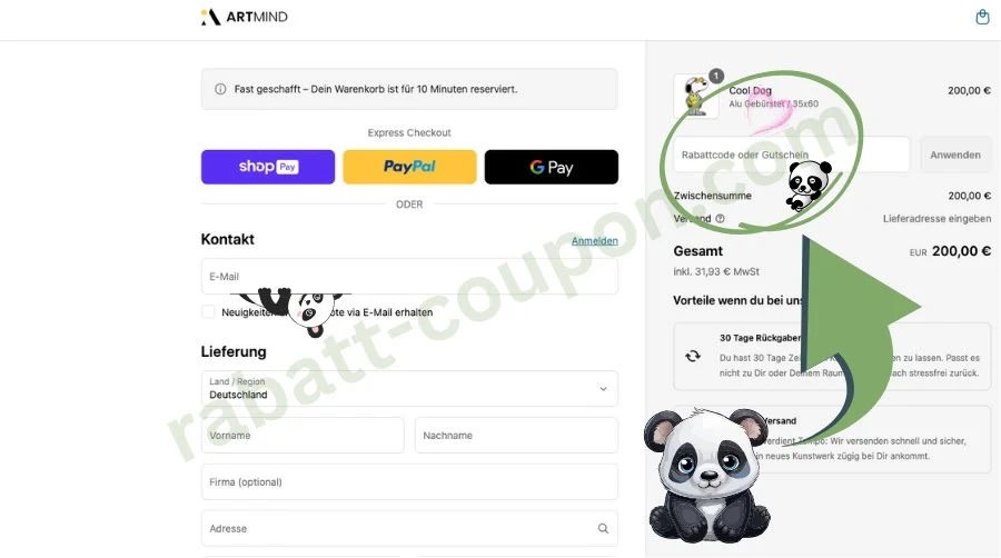 Das Bild zeigt die Checkout-Seite von ArtMind mit einem Warenkorb im rechten Bereich, in dem ein Produkt für 200,00 € liegt. Darunter befindet sich ein Feld zur Eingabe eines Rabattcodes, das grün markiert und mit einem Pfeil sowie einem Panda versehen ist. Links werden Kontakt- und Lieferdaten eingegeben, oben sind Express-Zahloptionen wie PayPal, Shop Pay und Google Pay sichtbar.