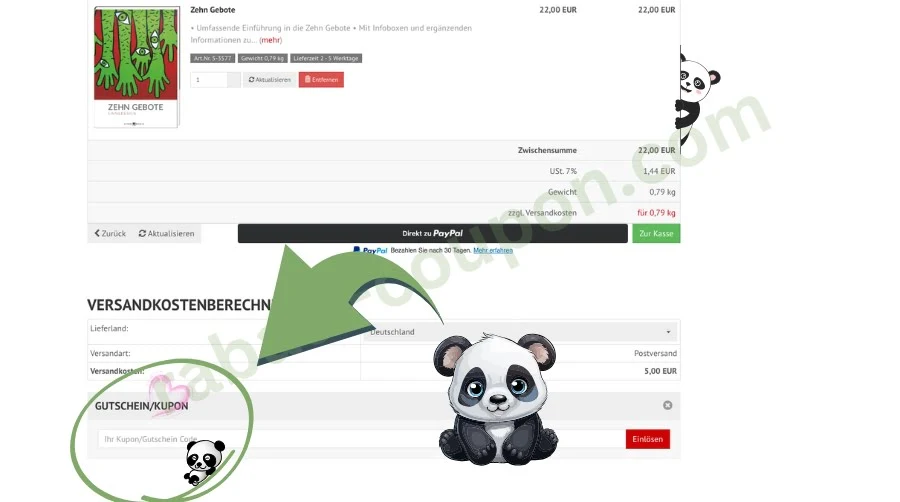 Das Bild zeigt das Bezahlfenster von Christliche Geschenke mit einer Übersicht zum Artikel „Zehn Gebote“. Unten befindet sich ein Feld für die Eingabe eines Gutschein- oder Kuponcodes, das mit einem grünen Pfeil und einem Panda hervorgehoben ist. Weitere Pandas sind dekorativ am Seitenrand und unten eingeblendet.