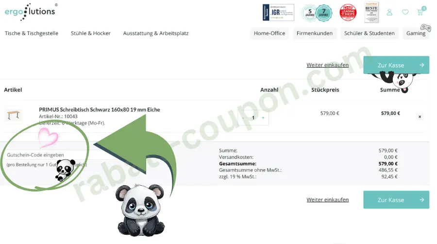 Das Bild zeigt den Warenkorb von Ergolutions mit einem schwarzen Schreibtisch im Format 160×80 cm für 579,00 €. Links unten ist ein Feld markiert, in das ein Gutschein-Code eingegeben werden kann – daneben ist ein Pfeil und ein Panda mit Herz zu sehen. Rechts befindet sich die Gesamtsumme sowie ein Button „Zur Kasse“.