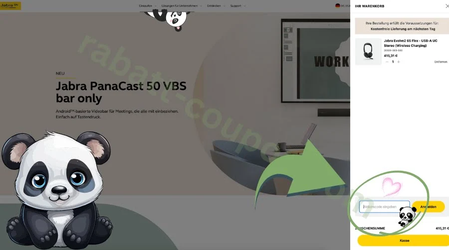 Das Bild zeigt die Jabra-Webseite mit offenem Warenkorb auf der rechten Seite. Im Fokus steht der Bereich unten rechts, wo ihr einen **Aktionscode eingeben** könnt – hervorgehoben durch einen grünen Kreis und einen großen grünen Pfeil. Zusätzlich lenken ein Panda und ein Herzsymbol die Aufmerksamkeit gezielt auf das Eingabefeld für den Rabattcode.