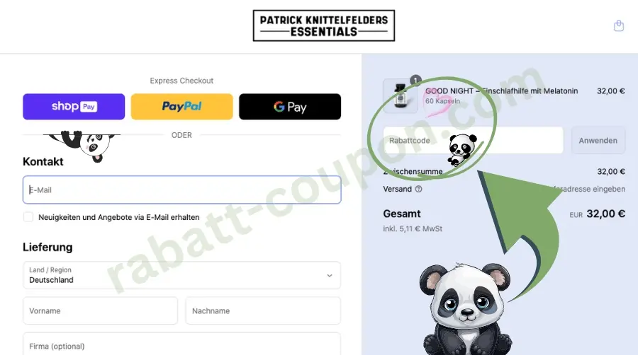 Das Bild zeigt den Checkout von Patrick Knittelfelders Essentials mit einem Produkt namens „GOOD NIGHT“ im Warenkorb für 32,00 €. Rechts befindet sich ein Feld zur Eingabe eines Rabattcodes, markiert mit grünem Pfeil und Panda-Symbol. Links sind Felder für E-Mail, Versandinformationen und Express-Zahlungsoptionen wie PayPal, Shop Pay und Google Pay zu sehen.