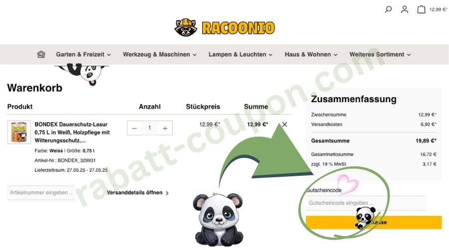 Das Bild zeigt den Warenkorb von Racoonio mit einem Artikel, einer BONDEX Dauerschutz-Lasur für 12,99 €. Rechts ist die Bestellübersicht mit Versandkosten und Gesamtsumme zu sehen. Unten rechts ist ein Feld für den Gutscheincode markiert, daneben ein grüner Pfeil sowie ein Panda mit Herz.