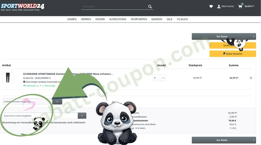Das Bild zeigt den Warenkorb-Bereich des Onlineshops Sportworld24 mit einer ausgewählten Hose zum Preis von 64,99 €. Links unten ist das Eingabefeld für einen Gutschein-Code grün markiert und mit einem Pfeil sowie einem kleinen Panda hervorgehoben. Rechts befindet sich die Schaltfläche „Zur Kasse“, ebenfalls mit einem Panda dekoriert.