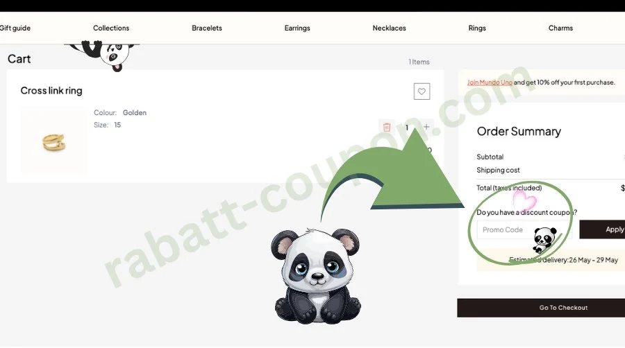 Das Bild zeigt den Warenkorb im Onlineshop von Uno de 50 mit einem goldenen Ring als Artikel. Rechts im Bild befindet sich ein hervorgehobener Bereich zur Eingabe eines Rabattcodes, über dem „Do you have a discount coupon?“ steht. Ein gezeichneter Panda und ein grüner Pfeil lenken die Aufmerksamkeit auf das Eingabefeld für den Gutscheincode.