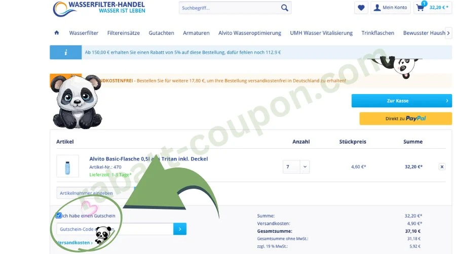 Das Bild zeigt den Warenkorb des Onlineshops Wasserfilter-handel.de mit einer Bestellung über Trinkflaschen. Im Vordergrund ist der Bereich zur Eingabe eines Gutscheincodes hervorgehoben, markiert mit einem grünen Pfeil und einem Panda. Über dem Warenkorb befindet sich ein Hinweis auf Rabatte und kostenlosen Versand.