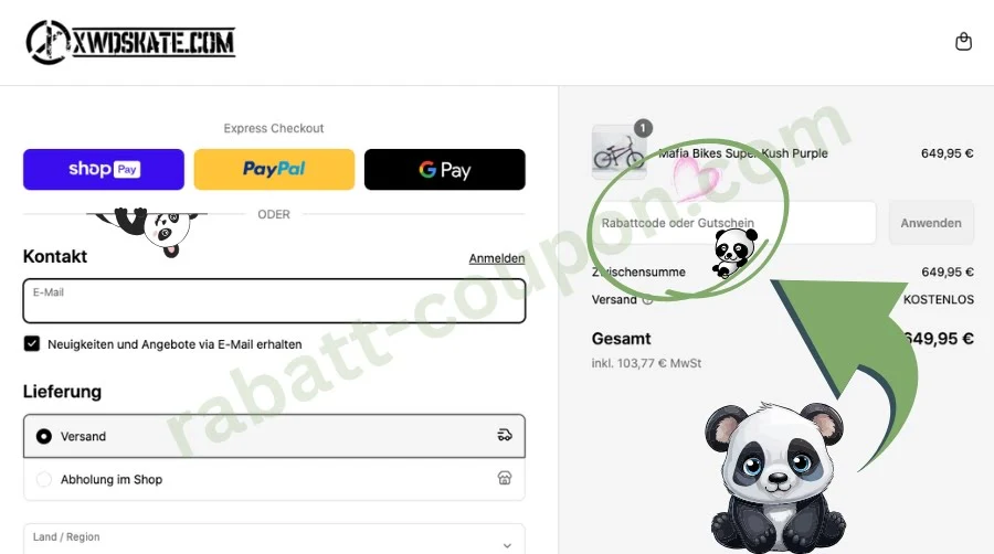 Das Bild zeigt die Kassenseite von x-world-skateshop mit Auswahlmöglichkeiten für den Express-Checkout über Shop Pay, PayPal und Google Pay. Rechts oben befindet sich ein Feld zur Eingabe eines „Rabattcode oder Gutschein“, das grün markiert und mit einem Pfeil hervorgehoben ist. Ein kleiner Panda dient als Maskottchen und erscheint mehrfach dekorativ auf der Seite.