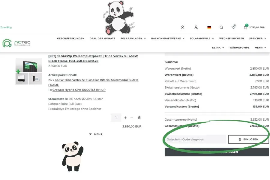 Screenshot des Warenkorbs im ACETC Solar Onlineshop. Rechts im Bild ist ein Eingabefeld für einen Gutscheincode deutlich markiert. Darüber steht „Gutschein-Code eingeben“, daneben ein Button mit der Beschriftung „Einlösen“. Der Panda-Maskottchen-Stil ziert mehrere Stellen des Bildes.