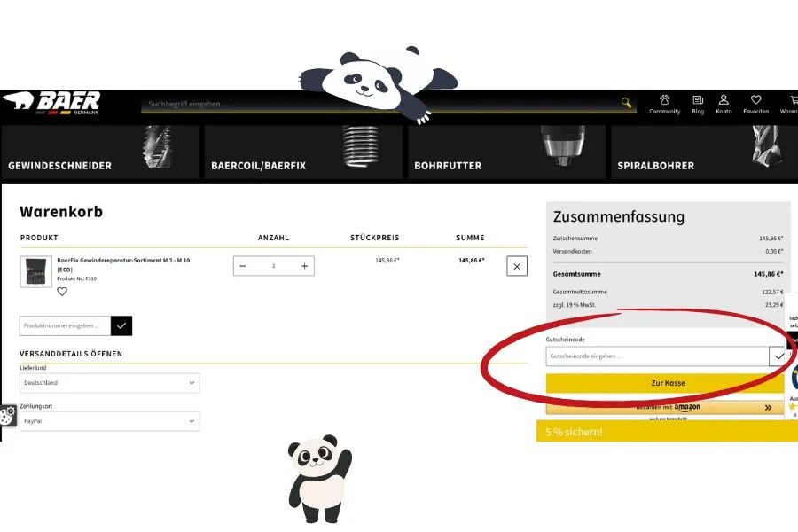 Screenshot des Warenkorbs im BEAR Tools Onlineshop mit deutlich markiertem Gutscheinfeld. Im rechten Bereich lässt sich der Rabattcode direkt unter der Gesamtsumme eingeben und durch Klick auf „Zur Kasse“ anwenden. Die Seite ist im typischen BEAR Tools Design mit schwarzem Header, gelben Elementen und technikorientierter Navigation gestaltet. Ein Panda-Maskottchen betont spielerisch die Platzierung des Gutscheinfelds.