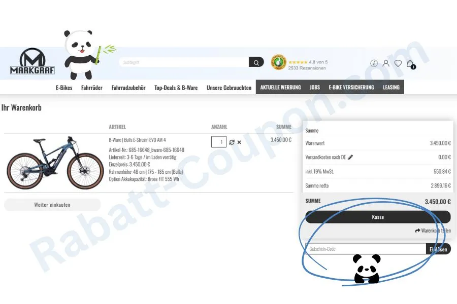 Screenshot des Warenkorbs im Markgraf Onlineshop mit einem E-Bike als Beispielprodukt. Im rechten Bereich befindet sich die Bestellübersicht mit Gesamtsumme, Versandkosten und einem Feld zur Eingabe des Gutscheincodes. Ein Panda-Maskottchen weist mit einem blauen Pfeil auf das Feld „Gutschein-Code“ hin.