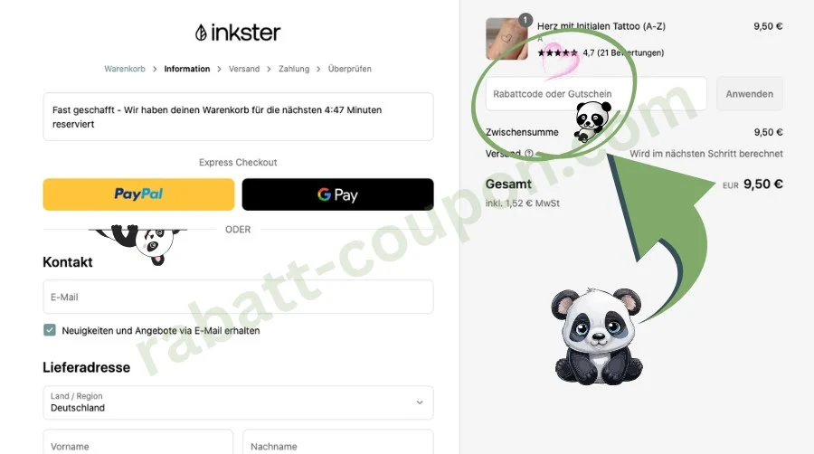 Das Bild zeigt die Checkout-Seite des Onlineshops Inkster mit einem hervorgehobenen Eingabefeld für einen Rabattcode oder Gutschein. Rechts ist die Bestellübersicht mit einem Tattoo-Artikel zu sehen, während ein grüner Pfeil auf das Gutscheinfeld zeigt. Ein gezeichneter Panda unten rechts sowie ein weiterer unter dem PayPal-Button verleihen dem Bild eine verspielte Note.