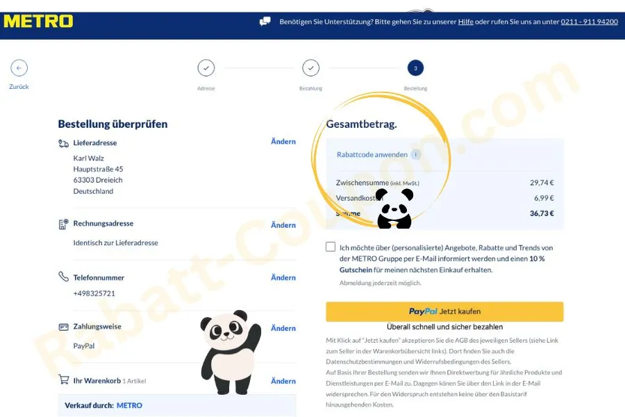 Screenshot des METRO-Onlineshops im letzten Bestellschritt mit sichtbarem Feld zur Eingabe eines Rabattcodes. Rechts im Kasten ist die Rabattcode-Option gelb markiert, darunter die Versandkosten und der Gesamtbetrag. Zwei Pandas von Rabatt-Coupon.com sind im Bild integriert.