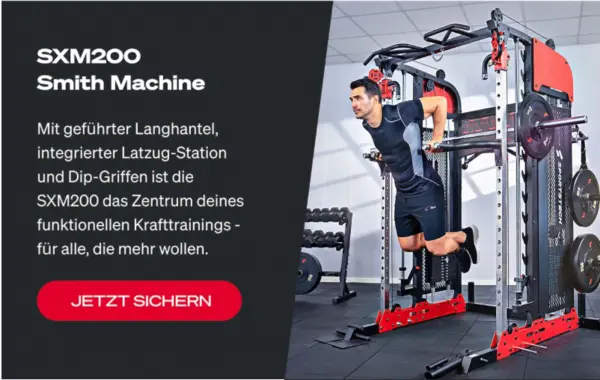 Sportlicher Mann trainiert an einer SXM200 Smith Machine mit integrierter Latzugstation und Dip-Griffen in einem modernen Fitnessraum.