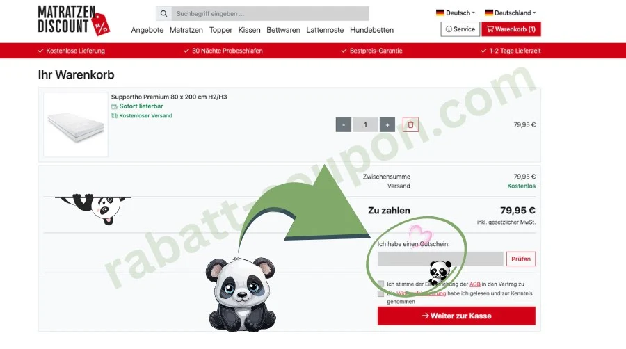 Das Bild zeigt den Warenkorb von Matratzen Discount mit einer Matratze im Wert von 79,95 €. Rechts im Kassenbereich ist ein Feld zur Eingabe eines Gutscheincodes sichtbar und grün umrandet. Ein grüner Pfeil und niedliche Panda-Grafiken lenken den Blick gezielt auf das Gutscheinfeld.